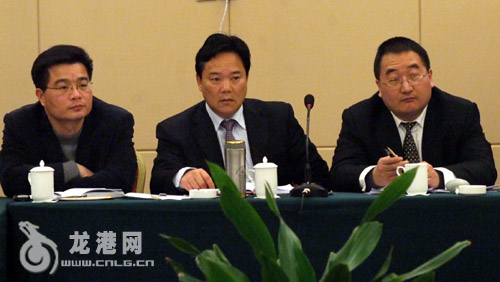 章方璋在参加龙港联络组讨论时指出:政协委员要敢言,勤言,善言