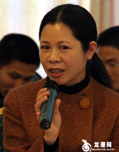龙港代表团审议县人大常委会、法院、检察院三