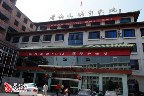 镇领导慰问国际护士节中的医护人员