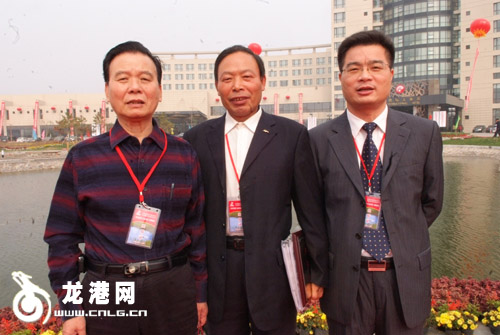 和原龙港镇委书记陈定模(右)在第四届中国发展百人奖(农村)颁奖仪式上
