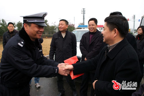 县人大主任苏庆明慰问龙港交通民警