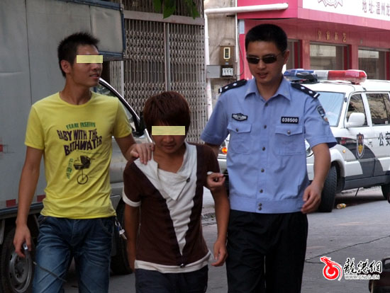 犯罪嫌疑人杨某在公安人员押解下指认现场