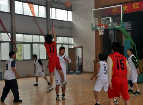 来自我镇篮球爱好者70余名组成四支球队参赛,为龙港增添了浓浓