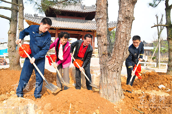 海军少将刘际潘在温州生态园植树