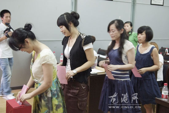 <em>龙港</em>女职委成立 <em>妇女</em>职工有了娘家 - 新闻中心