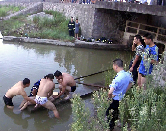 苍南县龙港镇方良村东塘堤坝处发生一起小男孩在河道游泳不慎溺水事故