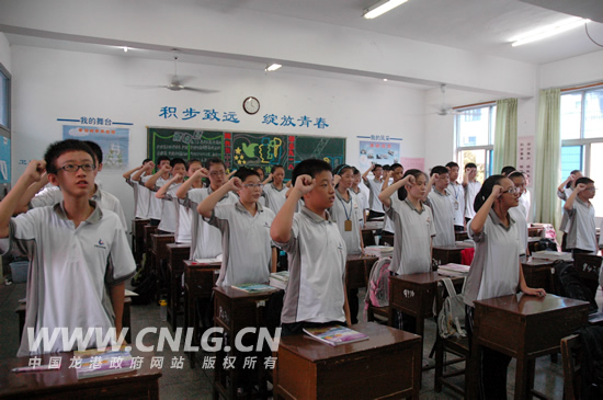 图为龙港三中学生举行宣誓