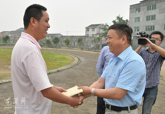 镇委副书记,政法书记黄建华在巴曹小学慰问