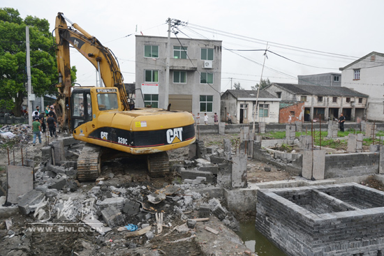 "两违办"对巴曹办事处违章建筑进行拆除