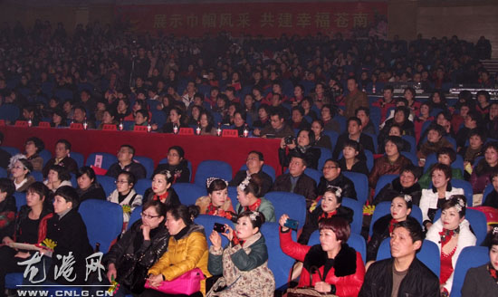 <em>龙港妇女</em>健身代表队参加县庆三八妇女健身文