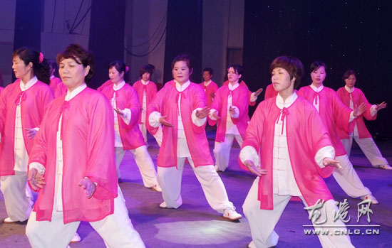 <em>龙港妇女</em>健身代表队参加县庆三八妇女健身文