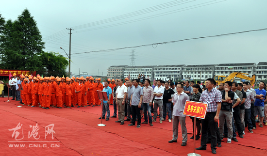 县委常委,龙港镇委书记丁振俊宣布朱家站水闸除险加固工程开工.