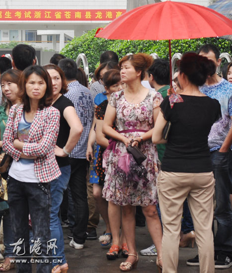 高考第一天 家长真情守候