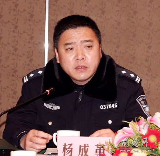 镇委委员,龙港公安分局局长杨成革