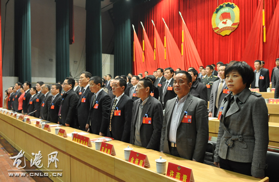 (右一,县政协主席张传君(右二)政协苍南县九届二次会议胜利闭幕