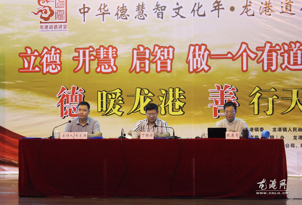 县委常委,龙港镇委书记丁振俊(中),镇委委员朱文胜(左),国防大学