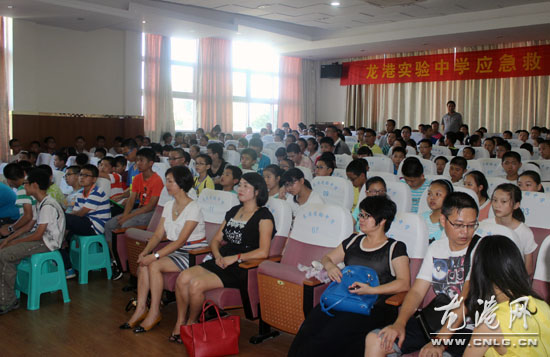 龙港首场未成年人帮扶活动走进龙港实验中学