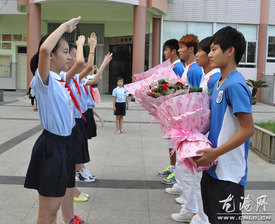苍南县副县长陈国苗慰问U18龙港足球小将