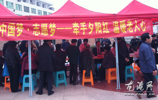 苍南县弘毅社会工作服务中心开展敬老助老活动