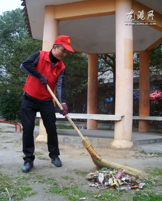 同德公益服务中心开展卫生打扫 让居民过干净