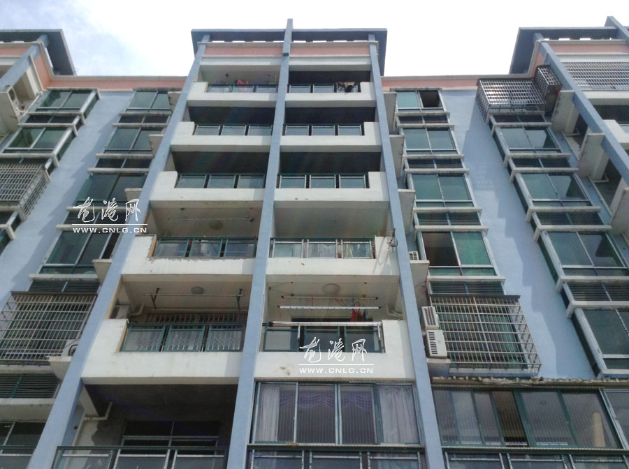 装卸启动机连同砖头一同从七楼坠落