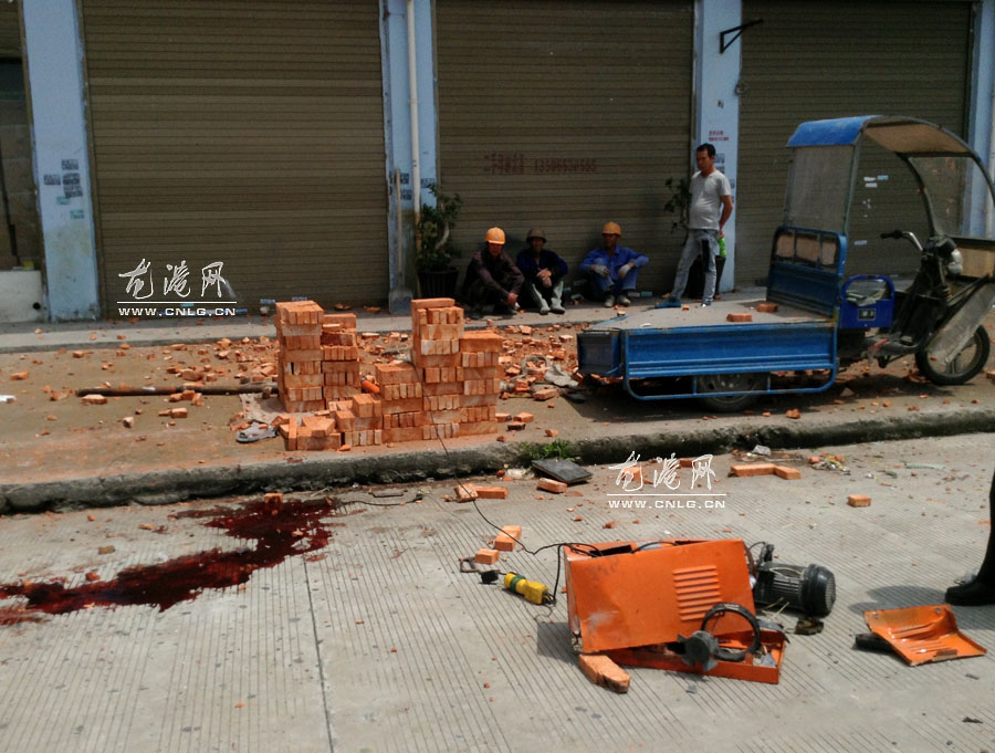 龙港网5月11日讯：今天上午10：20左右，本网接到网友曝料称：龙港河滨小区发生一起砖头坠落砸死一人，本网编辑立即赶到现场，看到现场一片狼籍，碎砖头散落一地，地上有一滩血迹。据现场的施工人员说，他们正为七楼一住户装修，一台装卸启动机装满砖头正运往七楼，不知道怎么回事，启动机连同砖头从半空坠落，砸中在一楼的施工人员，死者曹某，64岁，系徐家庄村曹家人。110民警已经赶现场核实情况。