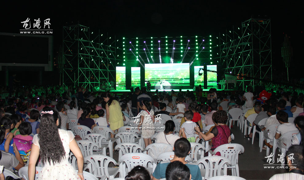 龙港网9月28日讯：昨天晚上，由中共龙港镇委、镇人民政府、苍南县妇联主办的龙港建镇三十周年“阿波罗花艺”才艺大奖赛总决赛在龙跃广场落幕。历时近二个月，经过层层选拔，从200多名节目中脱颖而出的20个节目进行总决赛，展开激烈PK。最终，14号金舞鞋艺校的《小嫚》获得金奖，6号朱昱霖的《红蜻蜓》获得银奖。