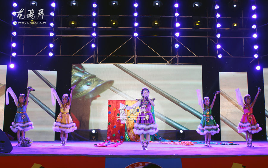 龙港网9月28日讯：昨天晚上，由中共龙港镇委、镇人民政府、苍南县妇联主办的龙港建镇三十周年“阿波罗花艺”才艺大奖赛总决赛在龙跃广场落幕。历时近二个月，经过层层选拔，从200多名节目中脱颖而出的20个节目进行总决赛，展开激烈PK。最终，14号金舞鞋艺校的《小嫚》获得金奖，6号朱昱霖的《红蜻蜓》获得银奖。