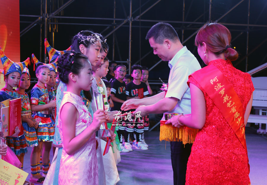 比赛结束后，特邀嘉宾现场为获奖选手颁发证书、奖杯以及奖品。