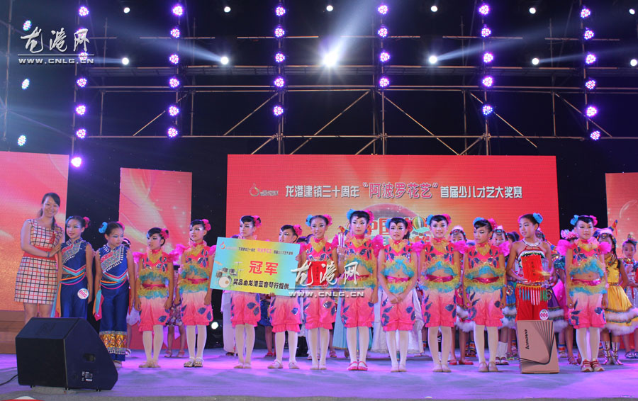 比赛结束后，特邀嘉宾现场为获奖选手颁发证书、奖杯以及奖品。