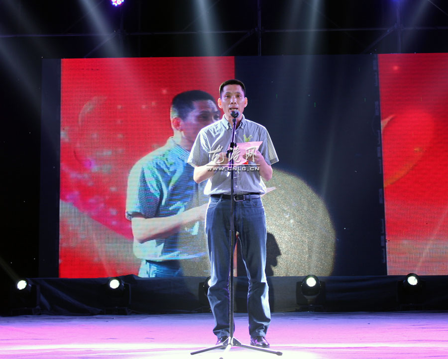 龙港镇委副书记李孝取做开场致词