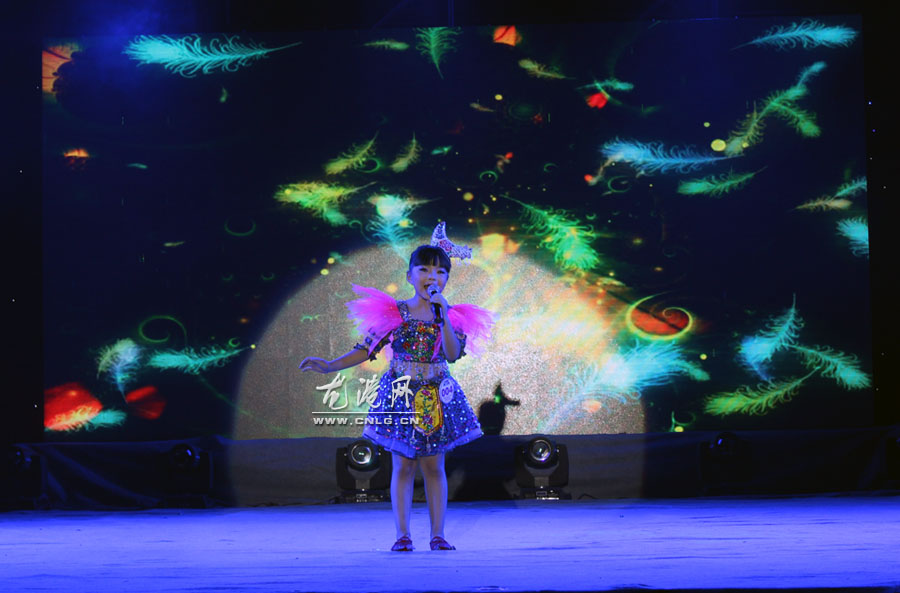 龙港网9月28日讯：昨天晚上，由中共龙港镇委、镇人民政府、苍南县妇联主办的龙港建镇三十周年“阿波罗花艺”才艺大奖赛总决赛在龙跃广场落幕。历时近二个月，经过层层选拔，从200多名节目中脱颖而出的20个节目进行总决赛，展开激烈PK。最终，14号金舞鞋艺校的《小嫚》获得金奖，6号朱昱霖的《红蜻蜓》获得银奖。