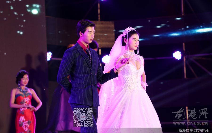 今夜星光灿烂,今夜龙港无眠,昨天晚上,龙港镇建镇30周年文艺晚会暨2014年文化艺术节闭幕式在财富广场隆重举行。县委常委、龙港镇委书记丁振俊,县统战部副部长赵家沈、县文明办主任郑德菊、镇长王忠秀(副县长级)、镇人大主席上官光强、镇委副书记李孝取、黄贤满、吕存阳等领导观看了演出。