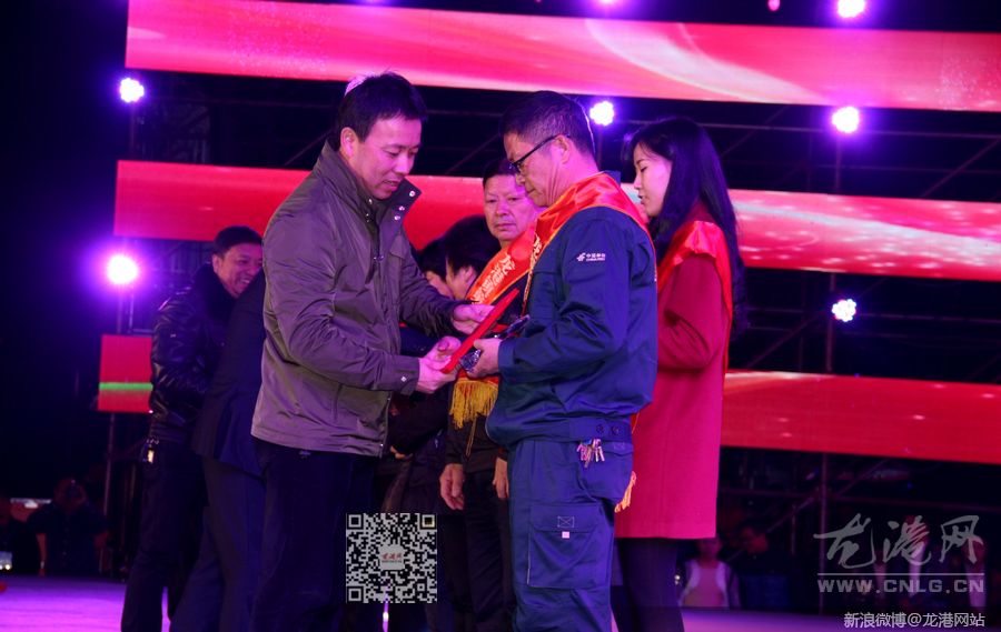 今夜星光灿烂,今夜龙港无眠,昨天晚上,龙港镇建镇30周年文艺晚会暨2014年文化艺术节闭幕式在财富广场隆重举行。县委常委、龙港镇委书记丁振俊,县统战部副部长赵家沈、县文明办主任郑德菊、镇长王忠秀(副县长级)、镇人大主席上官光强、镇委副书记李孝取、黄贤满、吕存阳等领导观看了演出。