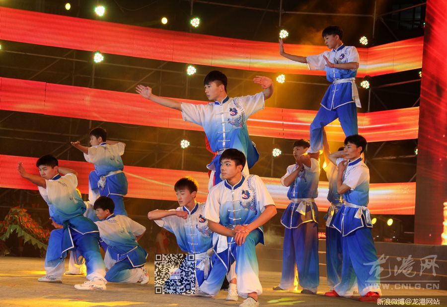 今夜星光灿烂,今夜龙港无眠,昨天晚上,龙港镇建镇30周年文艺晚会暨2014年文化艺术节闭幕式在财富广场隆重举行。县委常委、龙港镇委书记丁振俊,县统战部副部长赵家沈、县文明办主任郑德菊、镇长王忠秀(副县长级)、镇人大主席上官光强、镇委副书记李孝取、黄贤满、吕存阳等领导观看了演出。