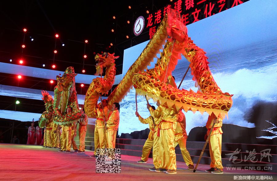 今夜星光灿烂,今夜龙港无眠,昨天晚上,龙港镇建镇30周年文艺晚会暨2014年文化艺术节闭幕式在财富广场隆重举行。县委常委、龙港镇委书记丁振俊,县统战部副部长赵家沈、县文明办主任郑德菊、镇长王忠秀(副县长级)、镇人大主席上官光强、镇委副书记李孝取、黄贤满、吕存阳等领导观看了演出。