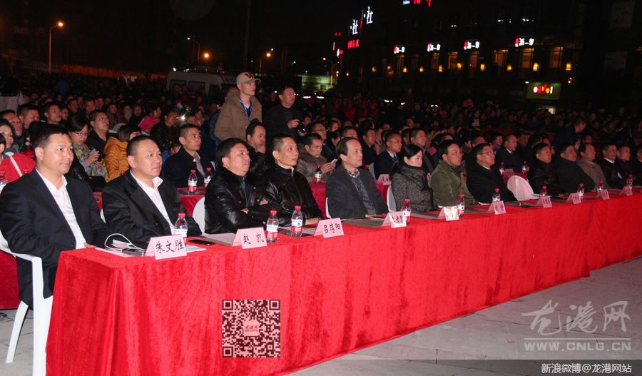 今夜星光灿烂,今夜龙港无眠,昨天晚上,龙港镇建镇30周年文艺晚会暨2014年文化艺术节闭幕式在财富广场隆重举行。县委常委、龙港镇委书记丁振俊,县统战部副部长赵家沈、县文明办主任郑德菊、镇长王忠秀(副县长级)、镇人大主席上官光强、镇委副书记李孝取、黄贤满、吕存阳等领导观看了演出。