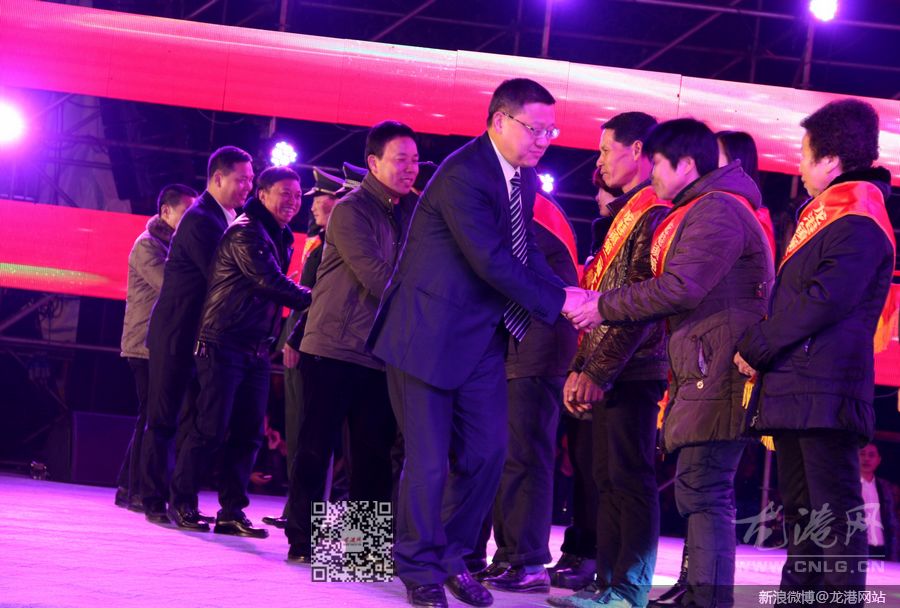 今夜星光灿烂,今夜龙港无眠,昨天晚上,龙港镇建镇30周年文艺晚会暨2014年文化艺术节闭幕式在财富广场隆重举行。县委常委、龙港镇委书记丁振俊,县统战部副部长赵家沈、县文明办主任郑德菊、镇长王忠秀(副县长级)、镇人大主席上官光强、镇委副书记李孝取、黄贤满、吕存阳等领导观看了演出。