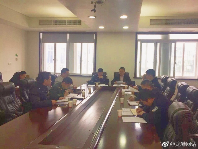 镇综治局等部门参加,县公安局副局长龙港公安分局局长吴招发出席会议
