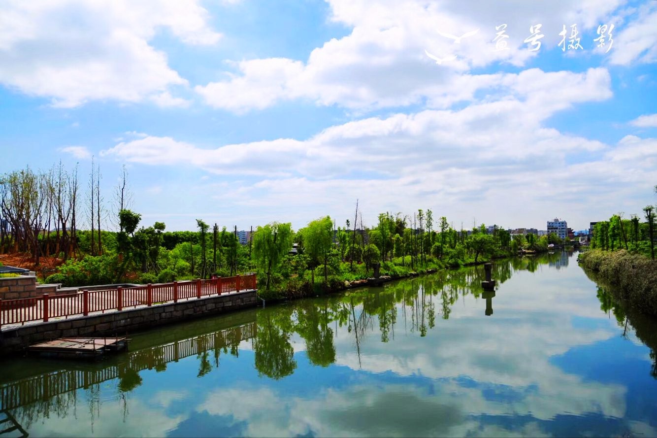 今天,龙港的蓝天白云再次刷爆朋友圈。大家纷纷拿起手机拍下蓝天美景,发出声声赞叹:龙港美爆了!摄影:王益号