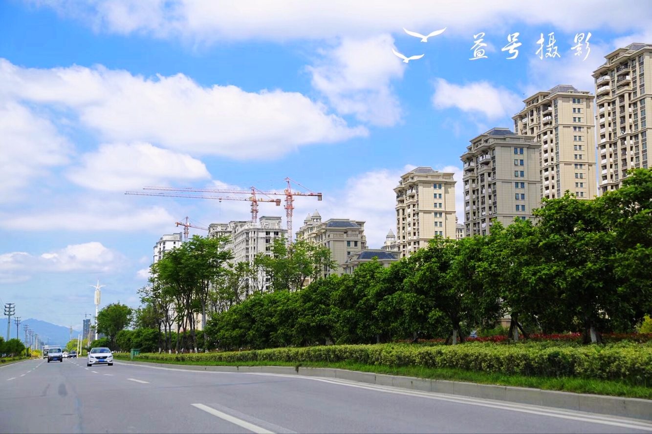 今天,龙港的蓝天白云再次刷爆朋友圈。大家纷纷拿起手机拍下蓝天美景,发出声声赞叹:龙港美爆了!摄影:王益号