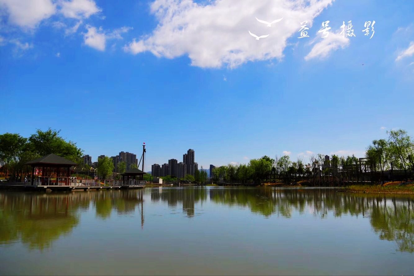 今天,龙港的蓝天白云再次刷爆朋友圈。大家纷纷拿起手机拍下蓝天美景,发出声声赞叹:龙港美爆了!摄影:王益号