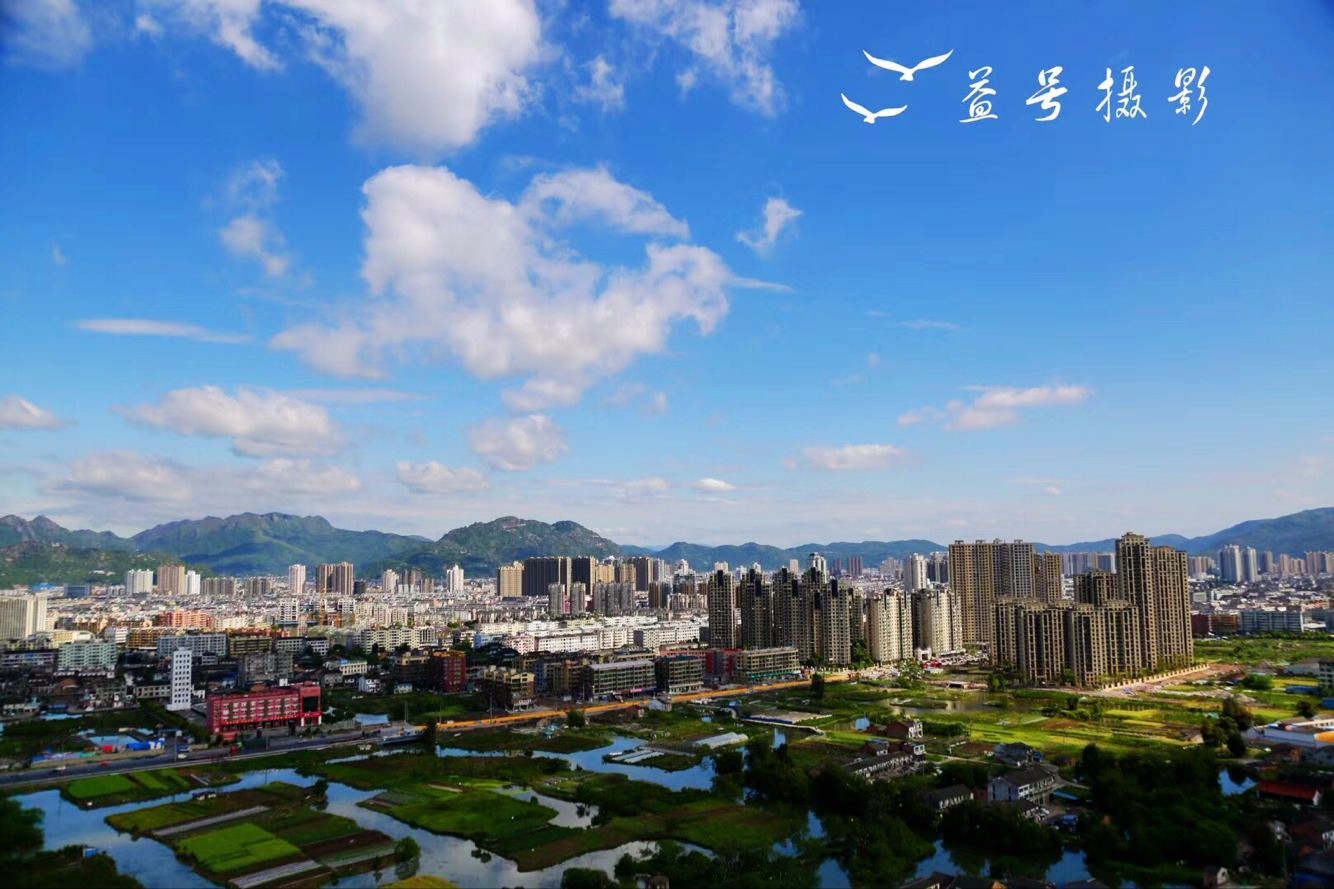 今天,龙港的蓝天白云再次刷爆朋友圈。大家纷纷拿起手机拍下蓝天美景,发出声声赞叹:龙港美爆了!摄影:王益号