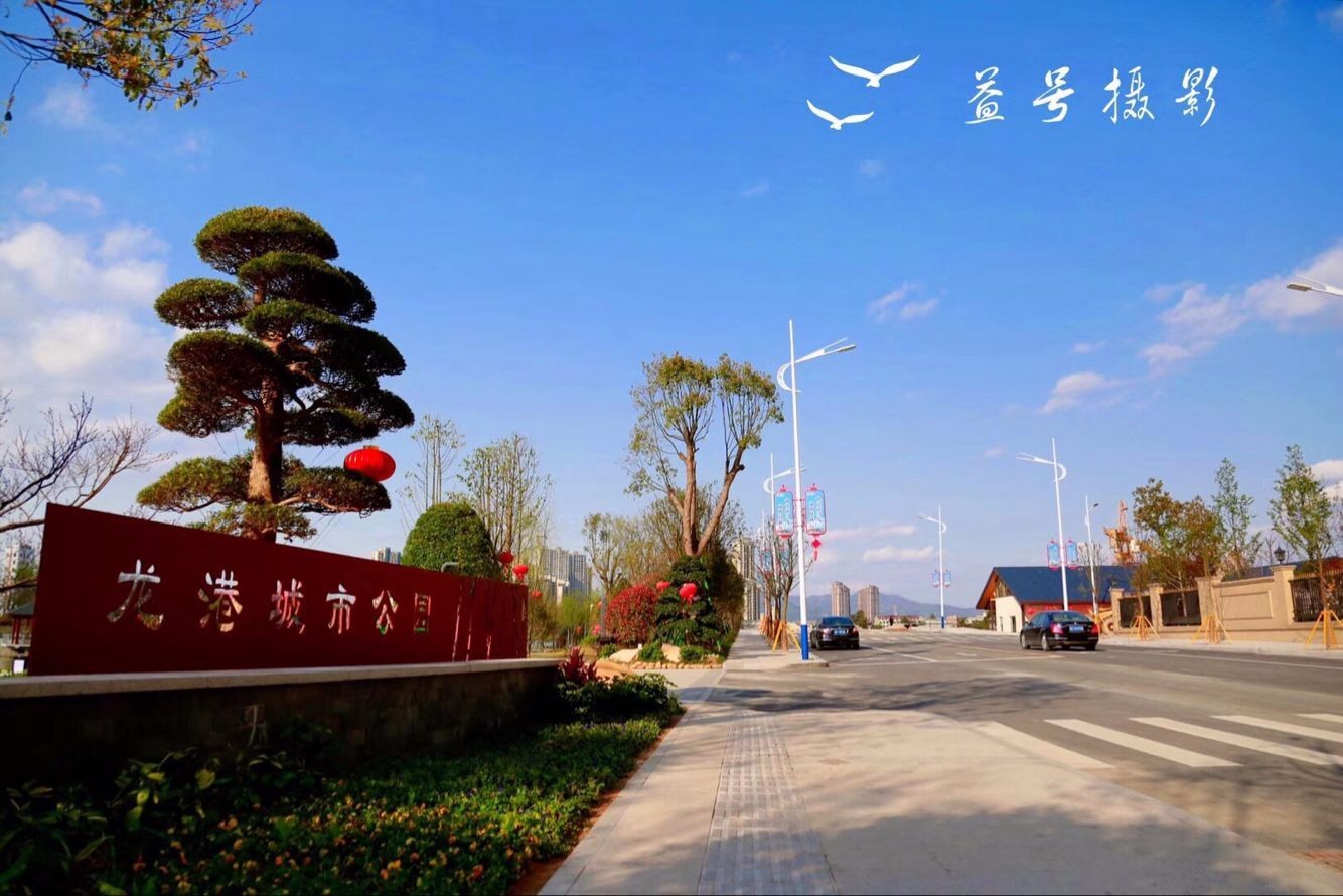 今天,龙港的蓝天白云再次刷爆朋友圈。大家纷纷拿起手机拍下蓝天美景,发出声声赞叹:龙港美爆了!摄影:王益号