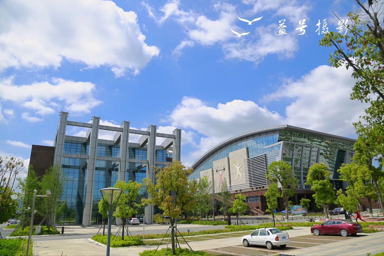 今天,龙港的蓝天白云再次刷爆朋友圈。大家纷纷拿起手机拍下蓝天美景,发出声声赞叹:龙港美爆了!