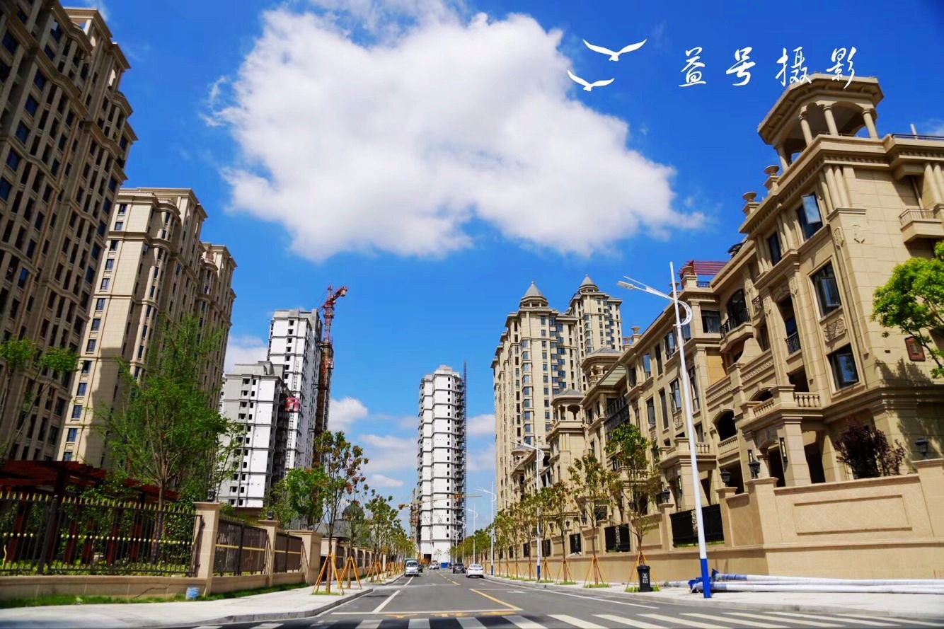 今天,龙港的蓝天白云再次刷爆朋友圈。大家纷纷拿起手机拍下蓝天美景,发出声声赞叹:龙港美爆了!摄影:王益号