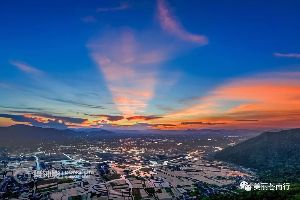夜间万籁俱寂 繁星满天 细品山间月色 任月色抚摸每一寸肌肤 直到心静如水 倾听自己的每一声心跳……