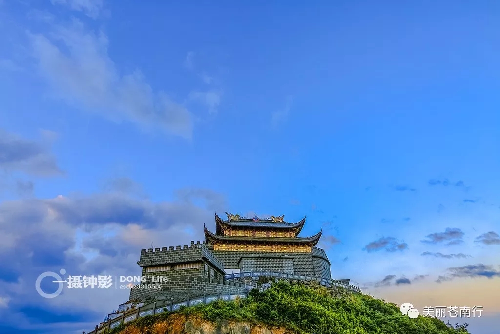 站在杨公殿上 俯瞰脚下 除海之外便都是龙港大地 美景让人惊呼 一片片原野犹如水彩壁画