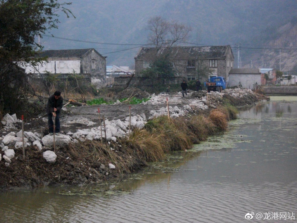 中对口村,一个车俊书记来过点赞的“醉美”村庄。从环境脏、乱、差的落后村蝶变为乡村振兴的样板村,在全域土地综合整治、垃圾分类、居家养老等方面都走在全省前列。中对口村用团结拼搏、开拓创新的改革精神谱写了一部奋发向上的绚丽篇章,如今村庄已然不同往昔,旧砖路、破瓦房都被岁月定格为遥远的记忆,绿水青山民富村强成为主色调,中对口将一幅生态宜居的新时代新农村画卷铺展在世人眼前。