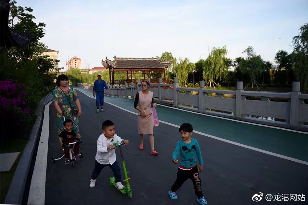 中对口村,一个车俊书记来过点赞的“醉美”村庄。从环境脏、乱、差的落后村蝶变为乡村振兴的样板村,在全域土地综合整治、垃圾分类、居家养老等方面都走在全省前列。中对口村用团结拼搏、开拓创新的改革精神谱写了一部奋发向上的绚丽篇章,如今村庄已然不同往昔,旧砖路、破瓦房都被岁月定格为遥远的记忆,绿水青山民富村强成为主色调,中对口将一幅生态宜居的新时代新农村画卷铺展在世人眼前。